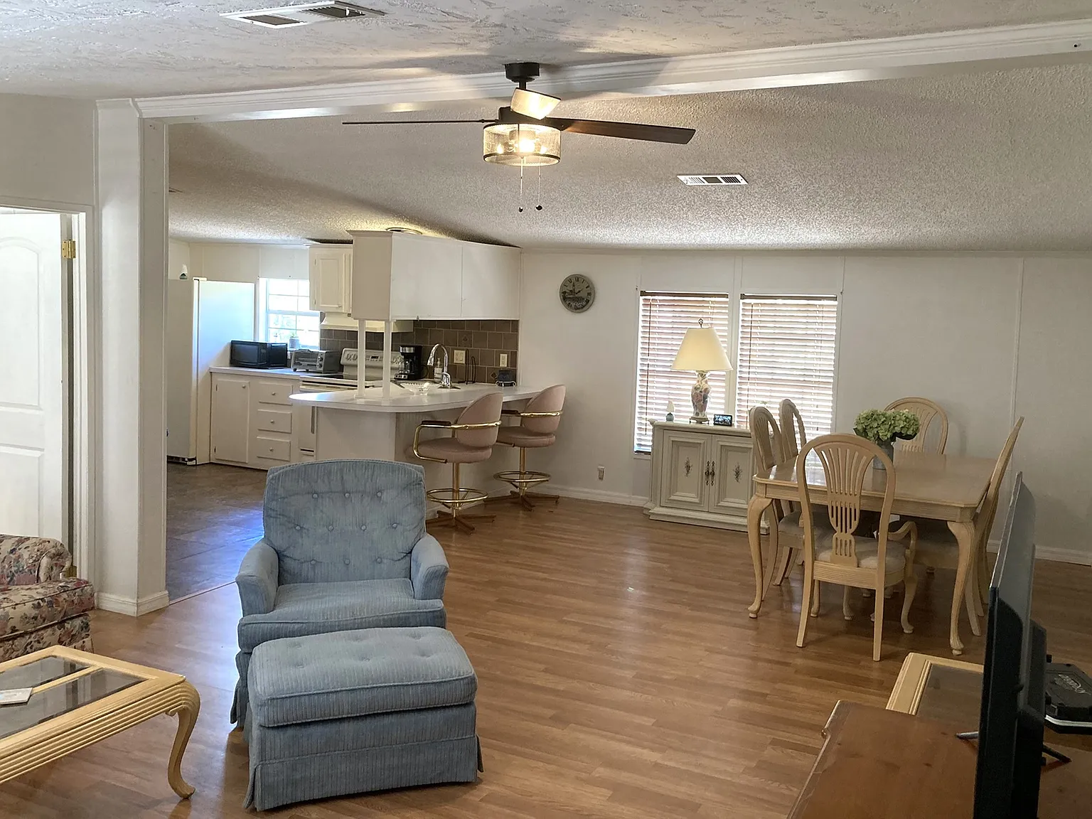 3 bed, 2.0 bath, 1352 sqft, $1,900 — Photo 1