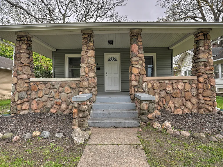 516 N Logan St — Photo 2