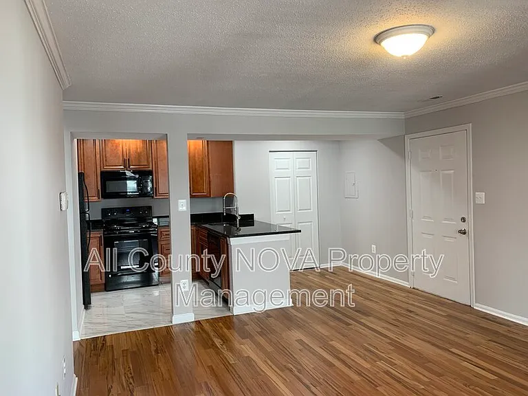 1611 Carriage House Ter #D — Photo 4