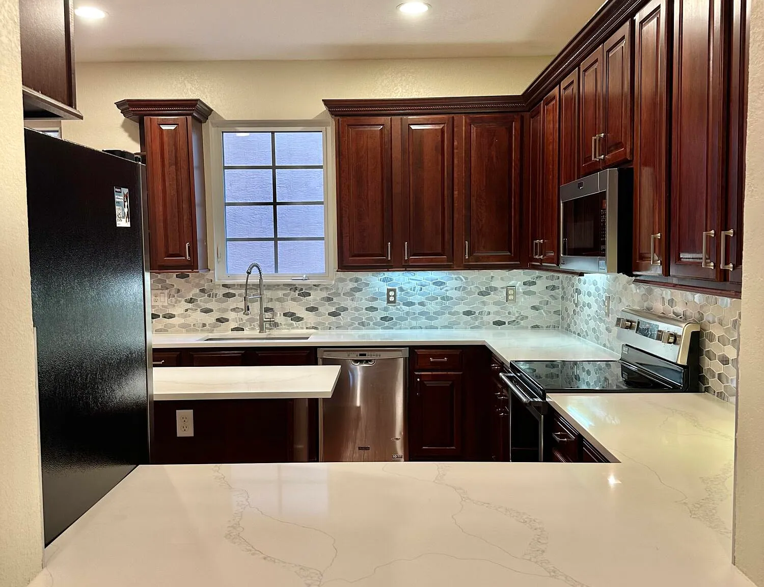 3 bed, 2.5 bath, 2310 sqft, $4,200 — Photo 2