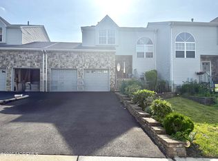 28 Skylark Ct, Marlboro, NJ 07746