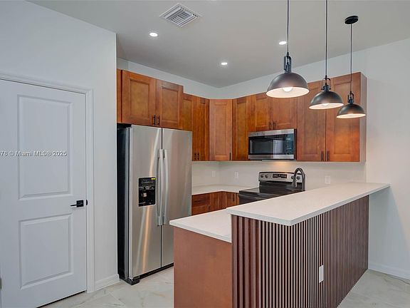 5th image of 921 Winters St E