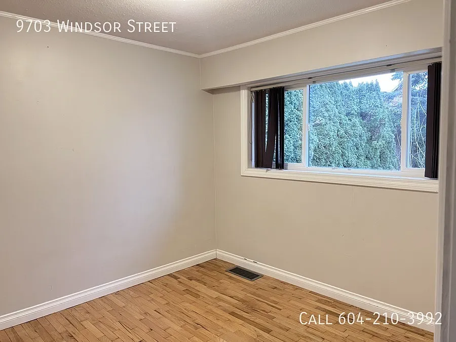 Bright Duplex Unit with Big Yard! — Photo 4