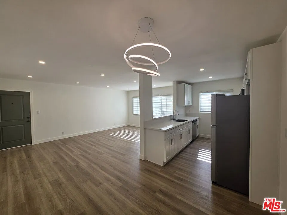 3 bed, 2.0 bath, 1350 sqft, $3,900 — Photo 1