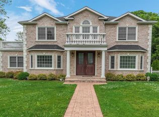 1 Crabtree Ln, Roslyn, NY 11576