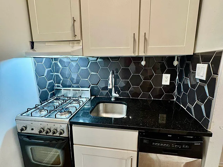 412 E 50th St #3B — Photo 6