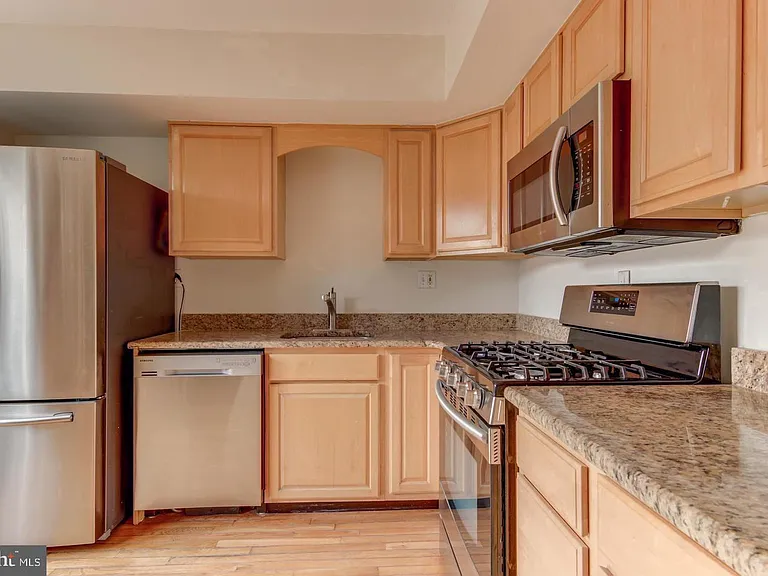 107 Montrose Ave — Photo 9