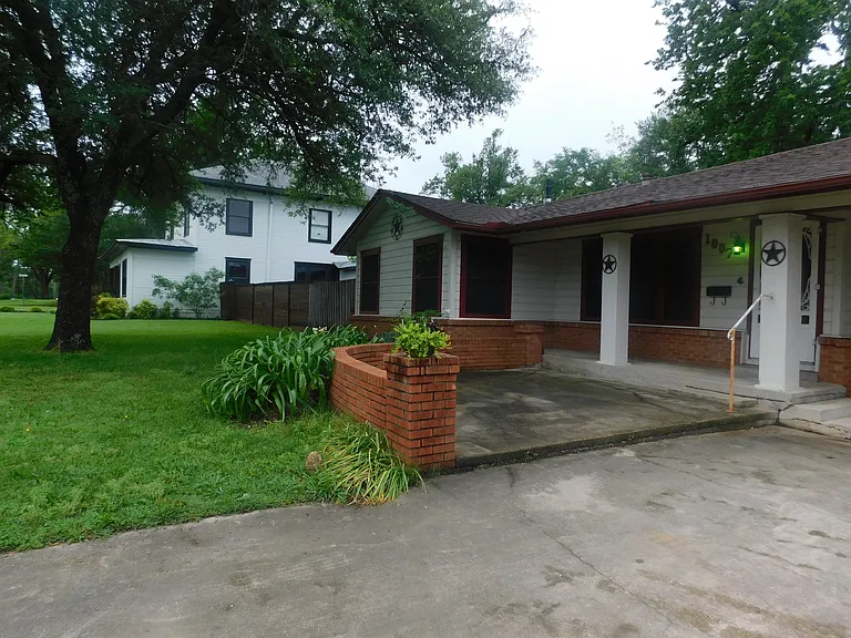 1007 Davis St N — Photo 4