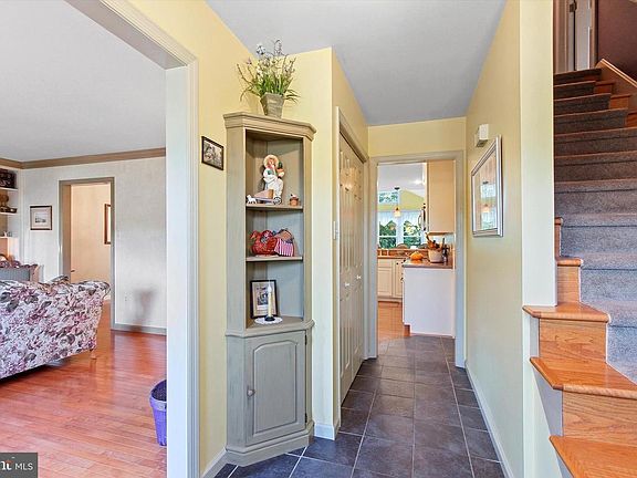 3rd image of 40 Blue Jay Cir