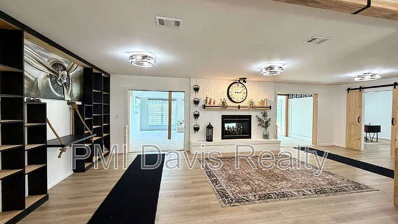 4 bed, 2.0 bath, 2407 sqft, $2,550 — Photo 4