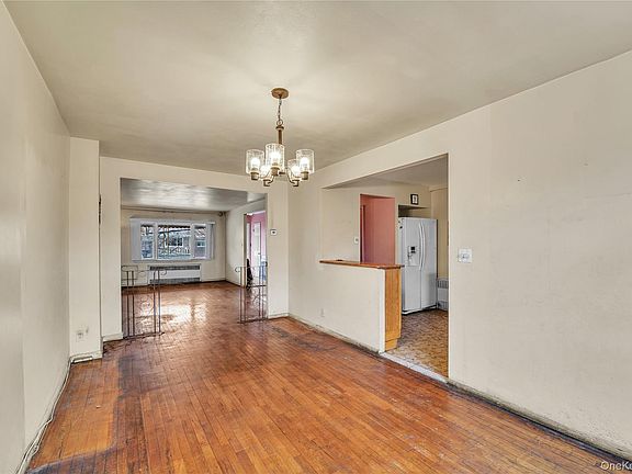 5th image of 944 E 106th Street