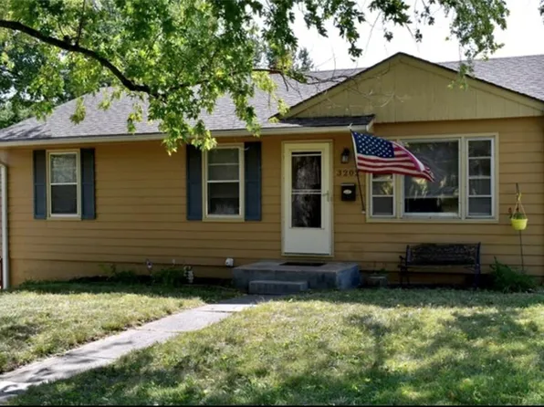 3202 Mark Twain Dr, Saint Joseph, MO 64501