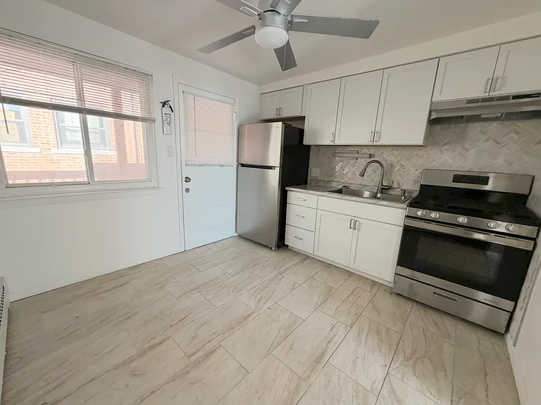 2033 W 111th St #2S — Photo 4