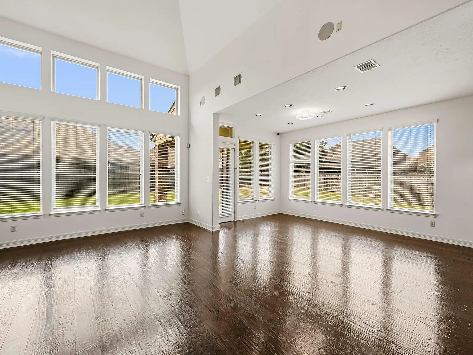 4 bed, 3.5 bath, 3511 sqft, $3,300 — Photo 3