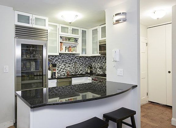 3rd image of 130 W 67th St APT 2D
