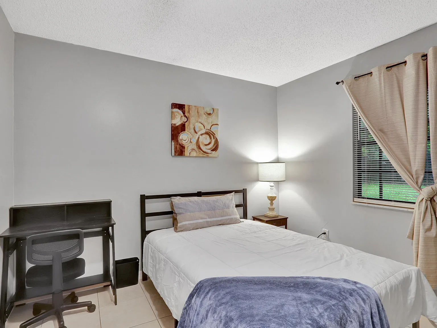 4 bed, 2.0 bath, 2052 sqft, $905 — Photo 2