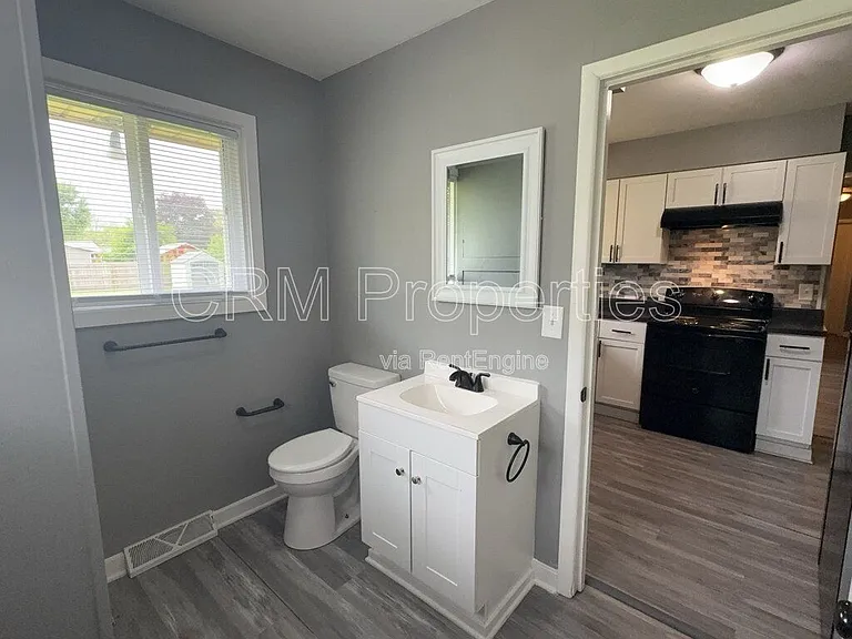3413 N Milton St — Photo 11
