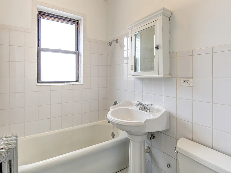 1 BR 725 Bath