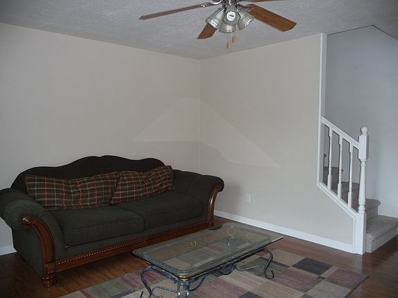 livingroom2-furniture stays 