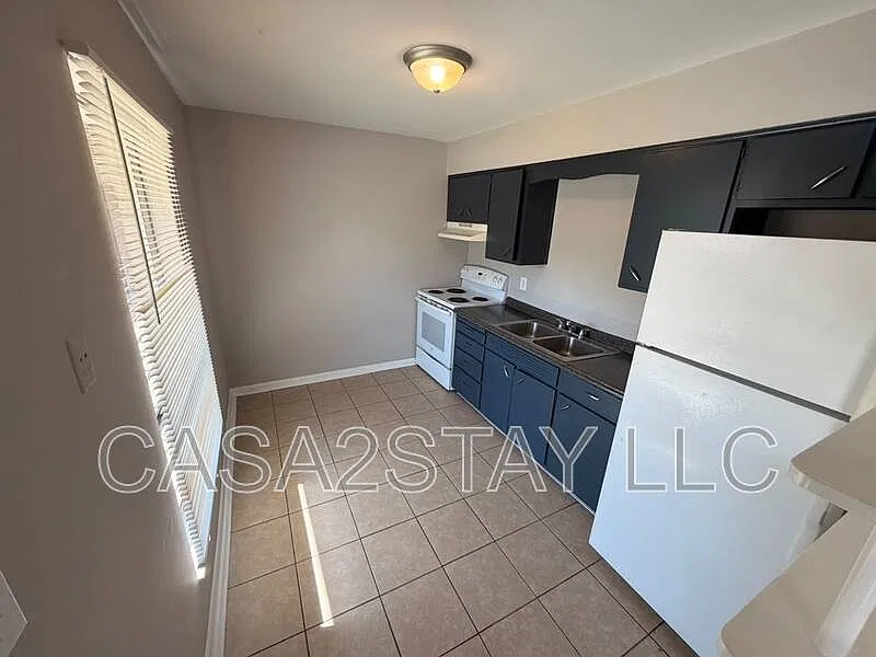2 bed, 1.0 bath, $750 — Photo 2