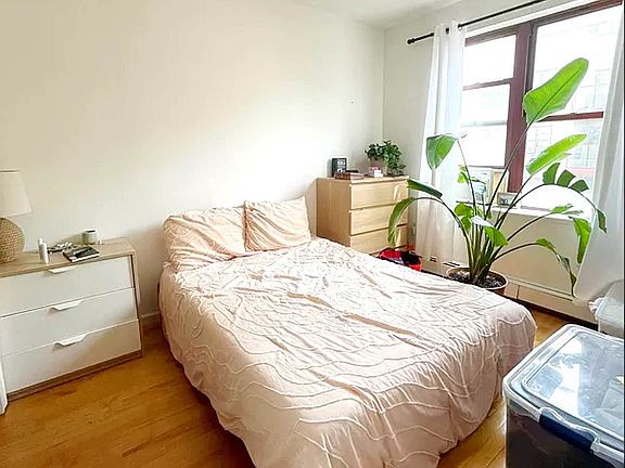 5th image of 190 E 7th St APT 611