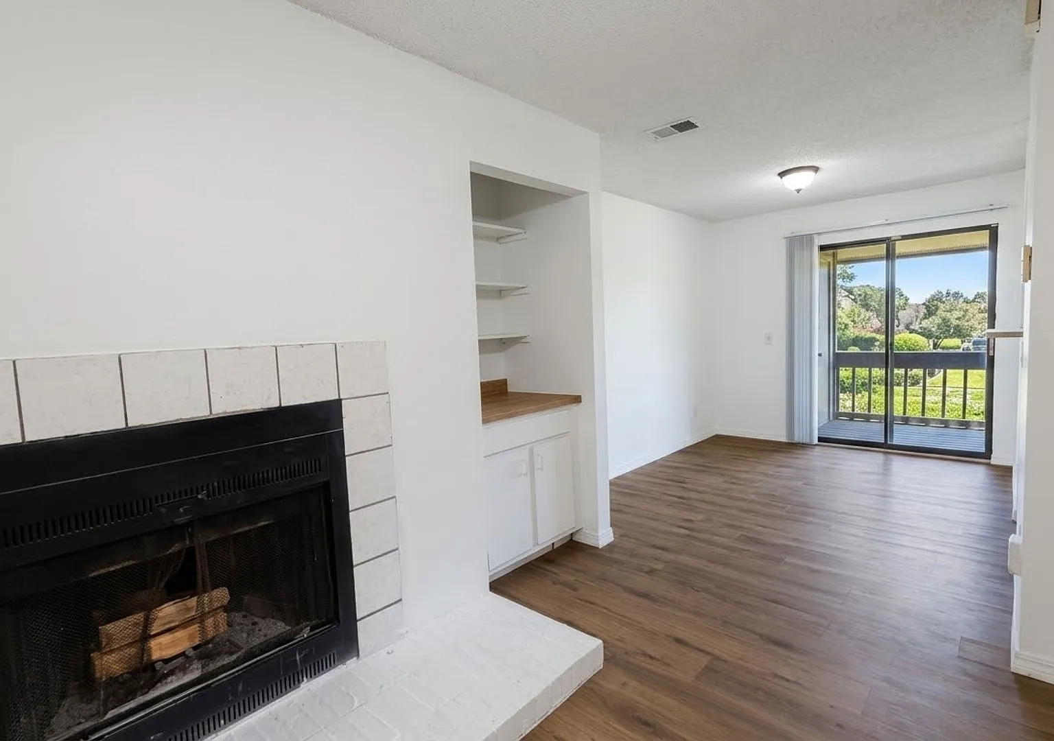 Baymeadows 2-Bedroom Condo with Water Views & Screened Patio — Photo 3