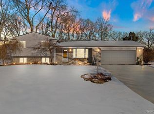 2538 Costa Mesa Rd, Waterford, MI 48329