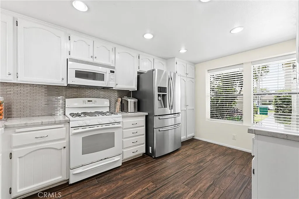 3 bed, 1401 sqft, $4,500 — Photo 3