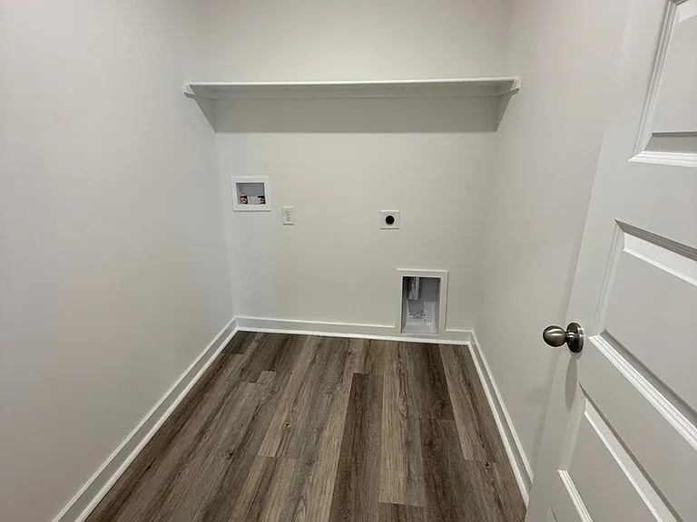 4340 Sloan Dr — Photo 8