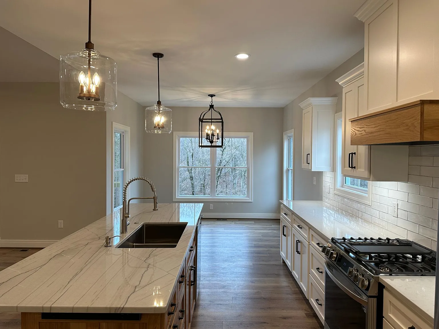 3 bed, 2.5 bath, 2400 sqft, $3,300 — Photo 2