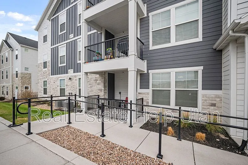 3 bed, 2.0 bath, 1272 sqft, $1,400 — Photo 1