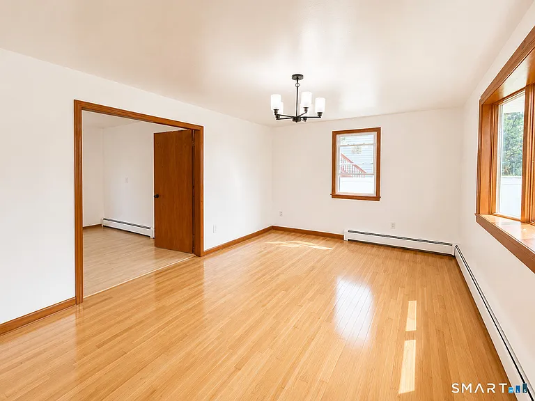 98 Hartley Dr — Photo 4