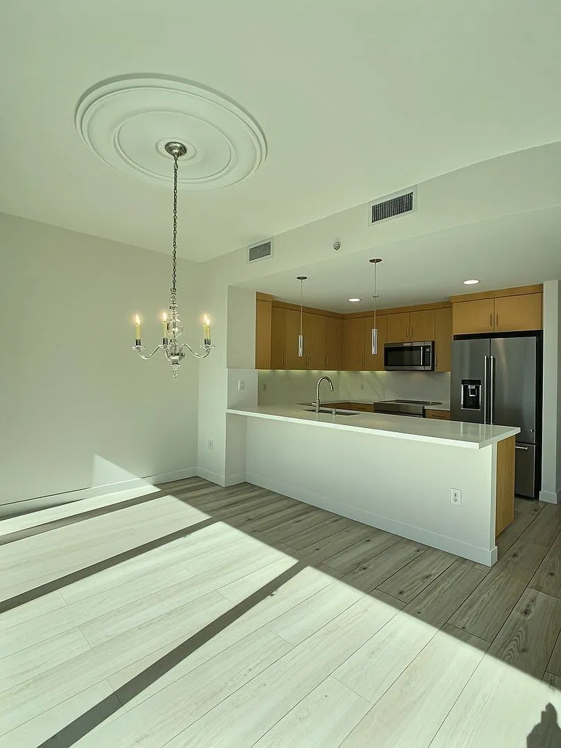 Beautiful and Spacious 2 Bedroom Condo at Axis — Photo 4