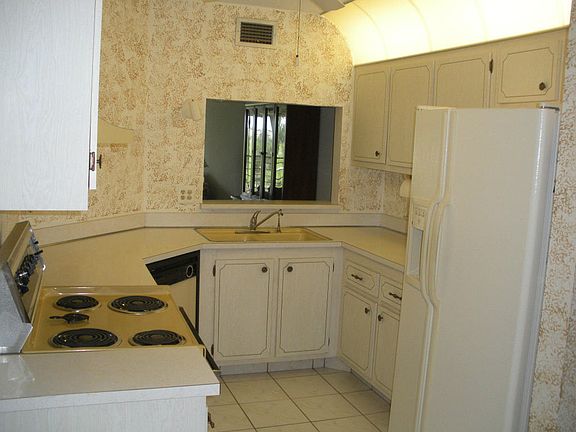 5th image of 23279 Barwood Ln Unit 301
