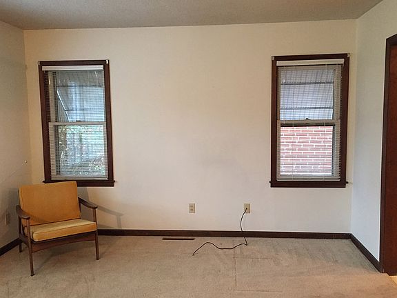 Living room/end wall