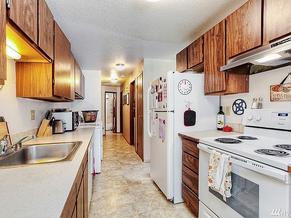5th image of 3024 99th Ave NE