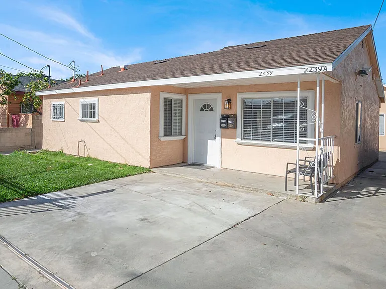 2239 W Lincoln St — Photo 2