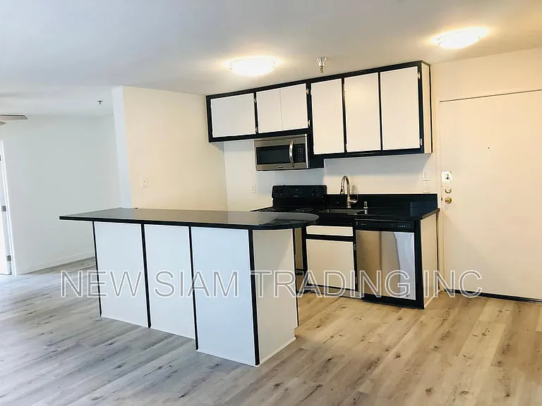 500 S Saint Andrews Pl #101 — Photo 2