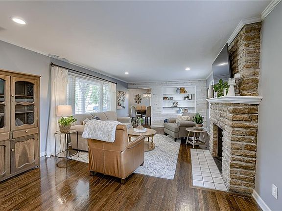 4th image of 5123 Rainbow Blvd