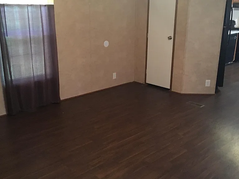 135 Elaine Dr — Photo 3