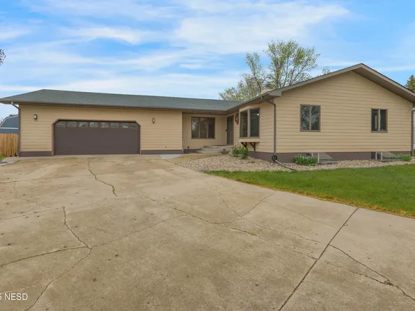 411 17th St NE, Watertown, SD 57201