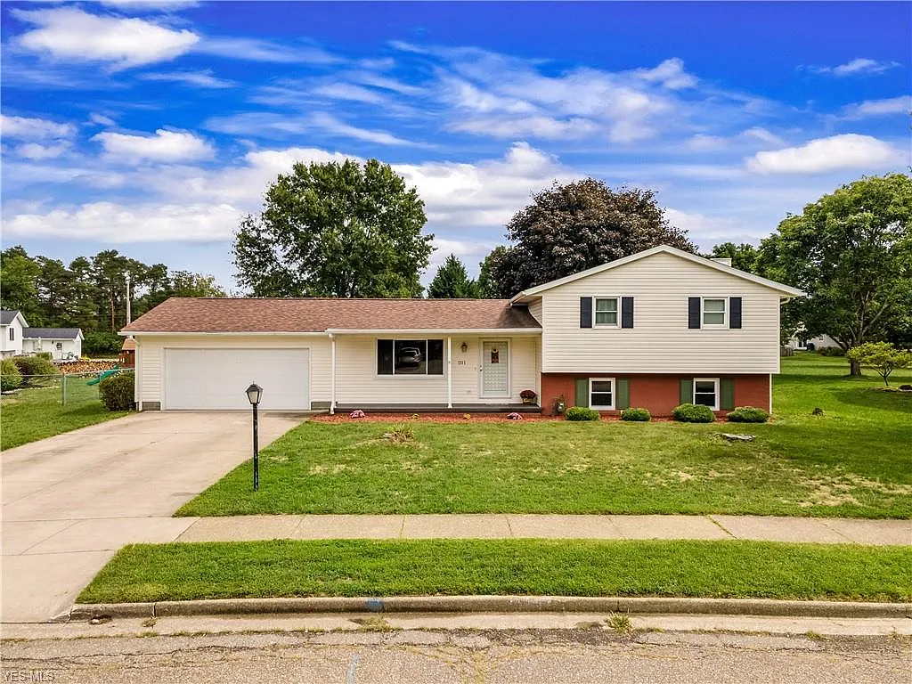 1311 Concord Cir SE photo 1