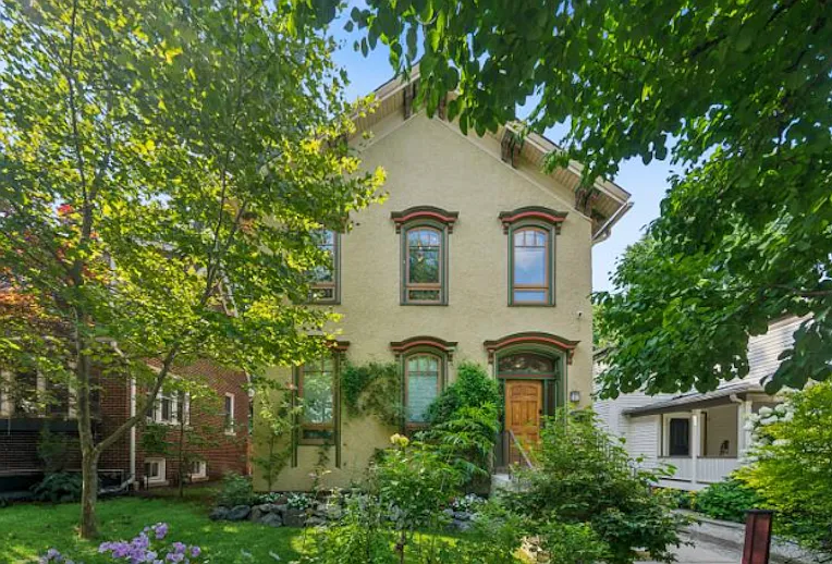 9 bed, 4500 sqft, $1,250 — Photo 1