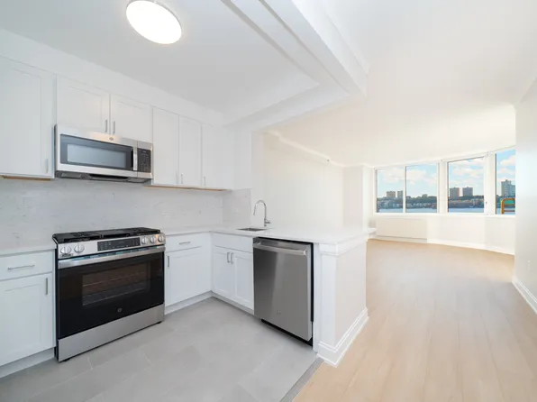 140 Riverside Boulevard image 5 of 21