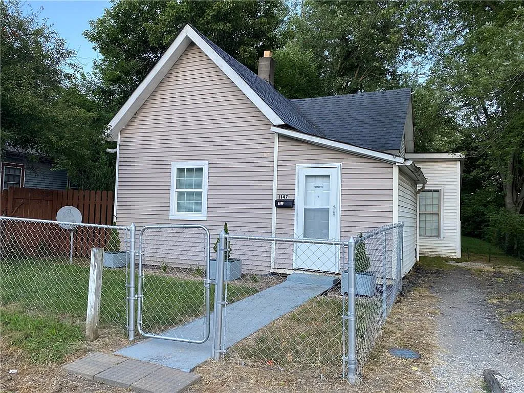 1147 Groff Ave photo 1