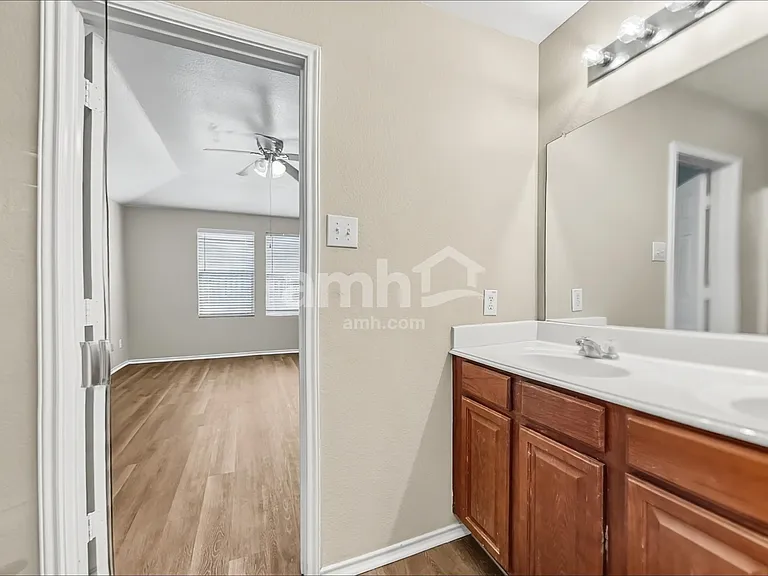 429 Grant Ln — Photo 15