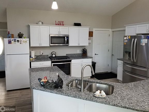5th image of 922 S Park St