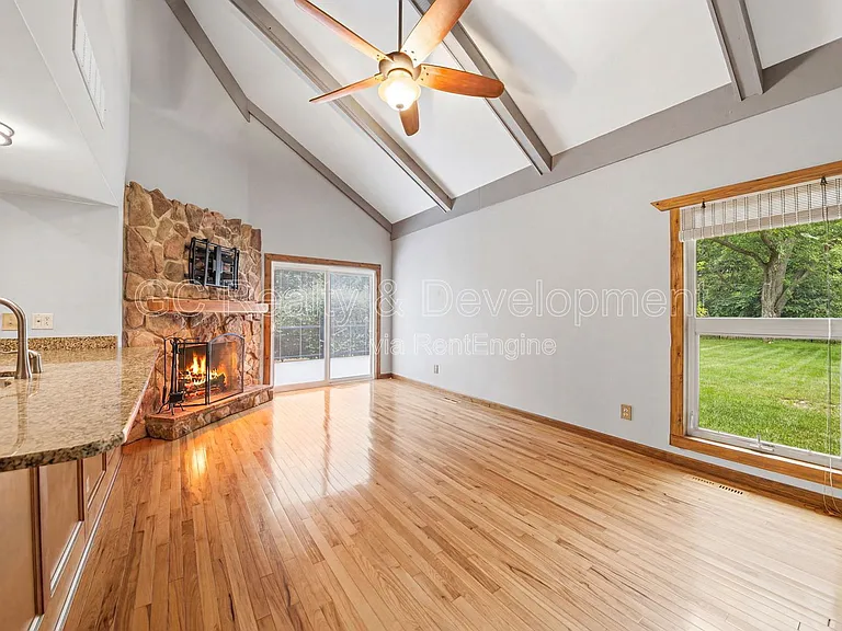 938 Canterbury Dr — Photo 7