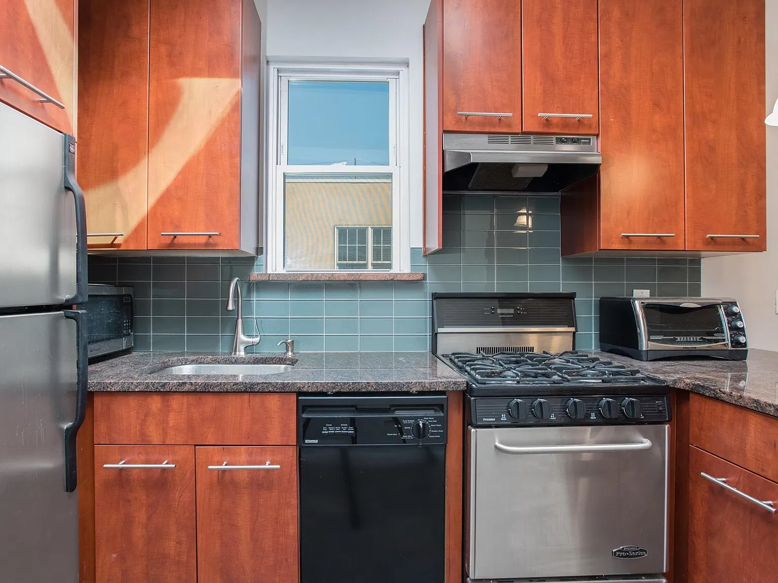 2 bed, 1.0 bath, 648 sqft, $3,800 — Photo 2