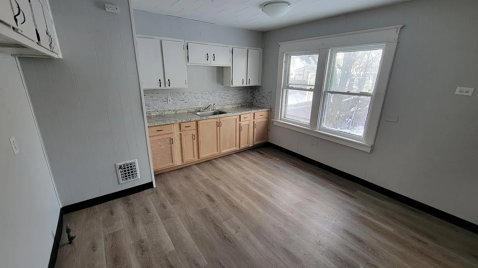 156 Hastings Ave photo 1